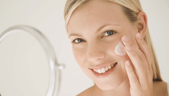 Utiliser une crème de rajeunissement de la peau du visage