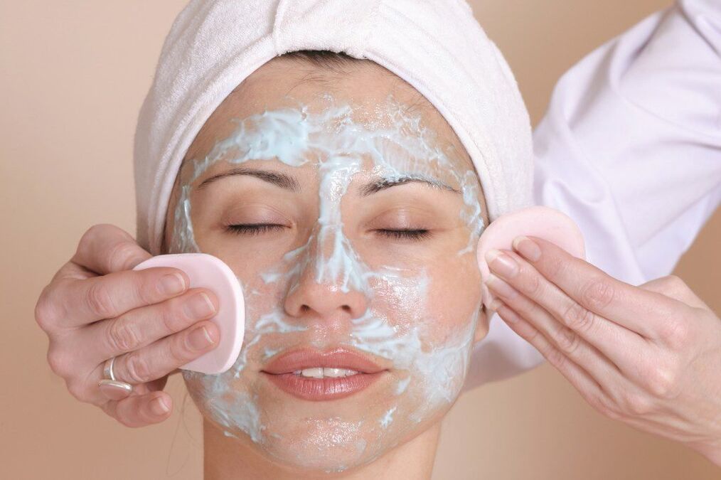 Peeling du visage pour le rajeunissement de la peau