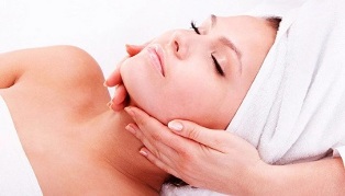 Massage de rajeunissement de la peau à domicile